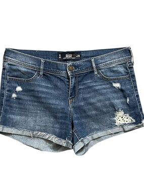 Hollister jean shorts in medium blue wash, size 9 / W29.